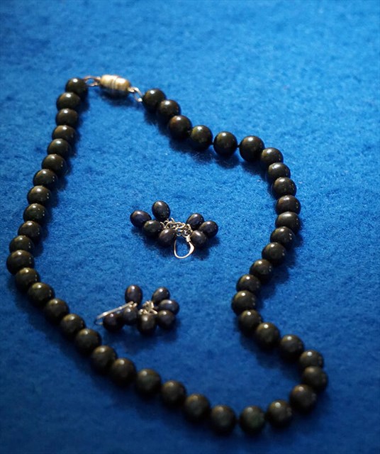 Beautiful Black Pearl Necklace & Earrings
