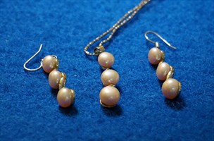 Cultured Pearl Pendant & Earrings
