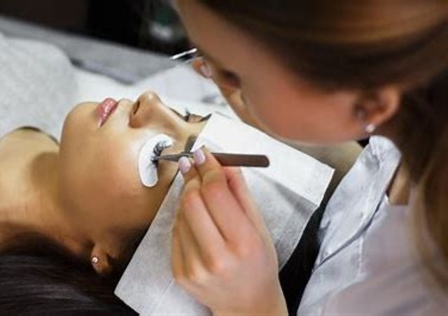 On Trade - Learn How to Apply Eyelashes & Hair Extensions!